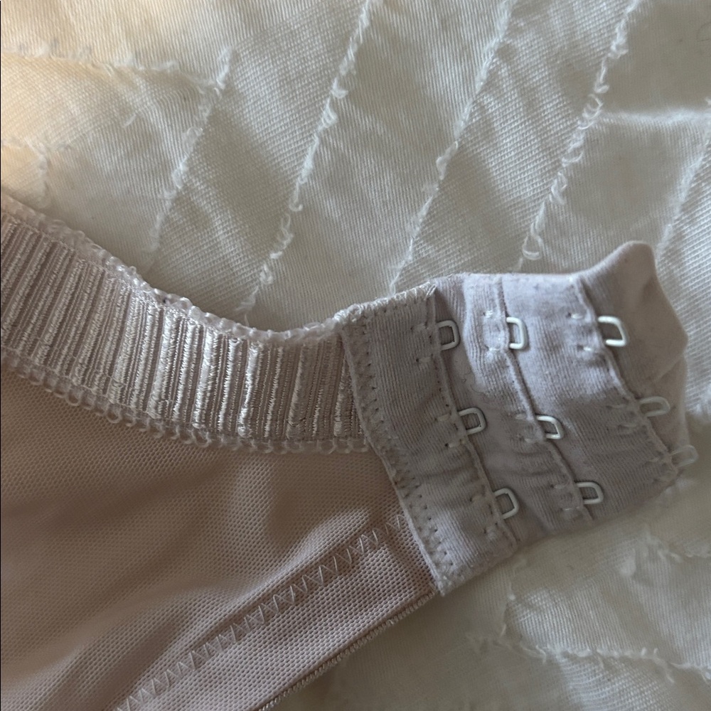Elomi White Satin Bra - Picture 4 of 6